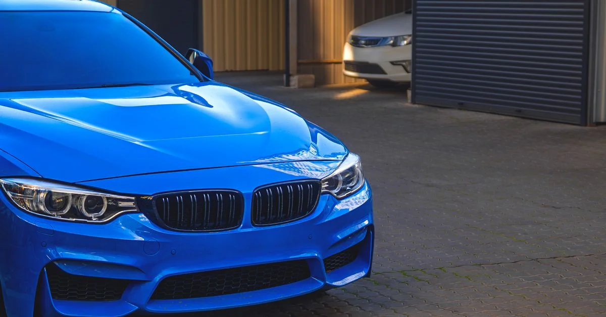 Une superbe voiture de sport bleue garée à l'extérieur, au style élégant et moderne.