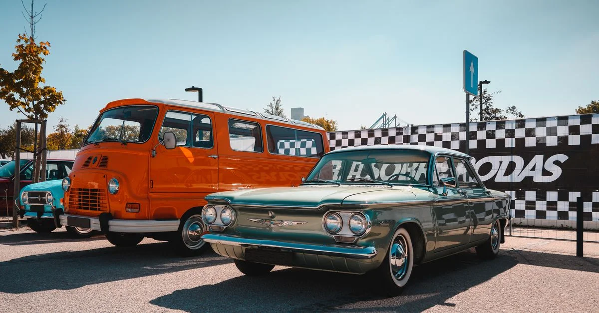 Voitures anciennes Chevrolet et Renault présentées à Leiria, Portugal lors d'un événement automobile.