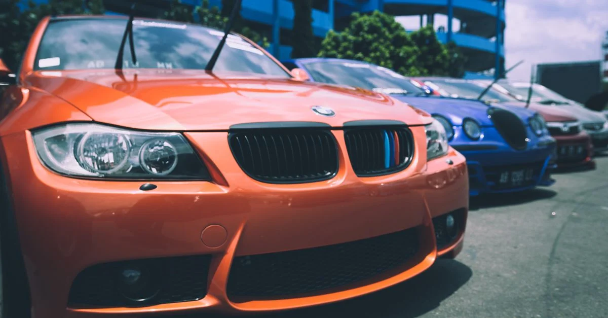 Des voitures BMW vibrantes garées en extérieur montrant une gamme de couleurs et de designs.